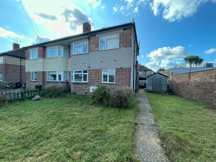 2 Bedroom Ground Maisonette To Rent In Fullwell Avenue, Ilford, London, IG5