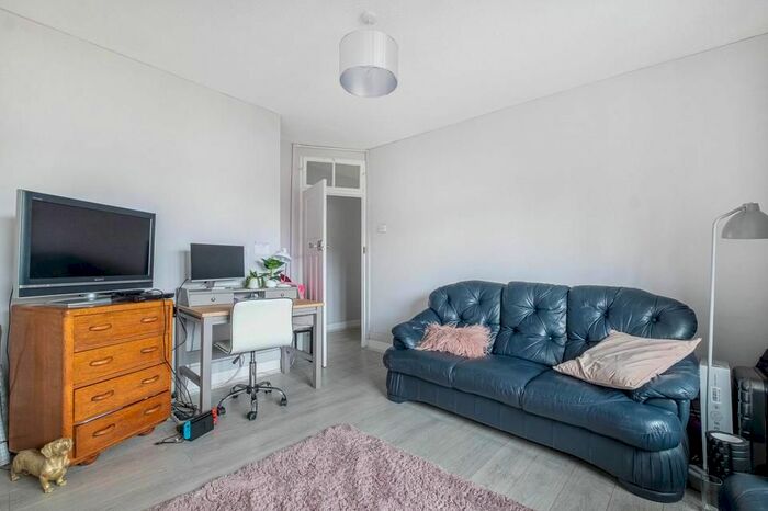 3 Bedroom Flat To Rent In Tooting Grove, London, SW17