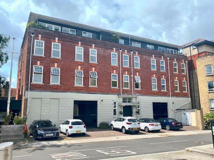 2 Bedroom Flat To Rent In Lower Canal Walk, Southampton, SO14