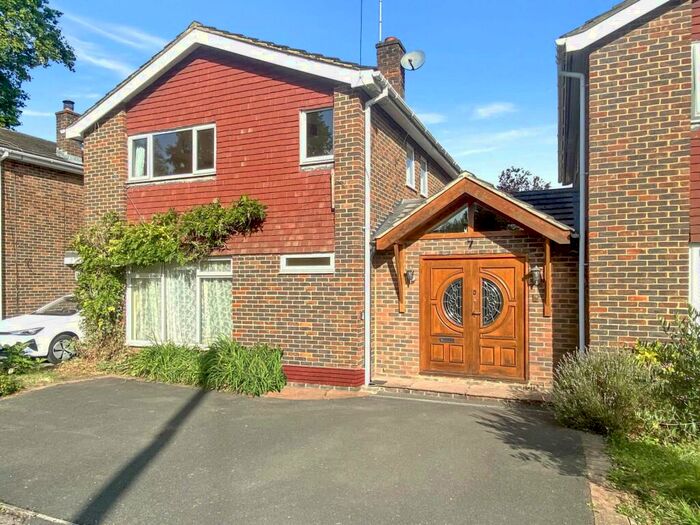 4 Bedroom Link Detached House To Rent In Garnet Court, Marlow, SL7
