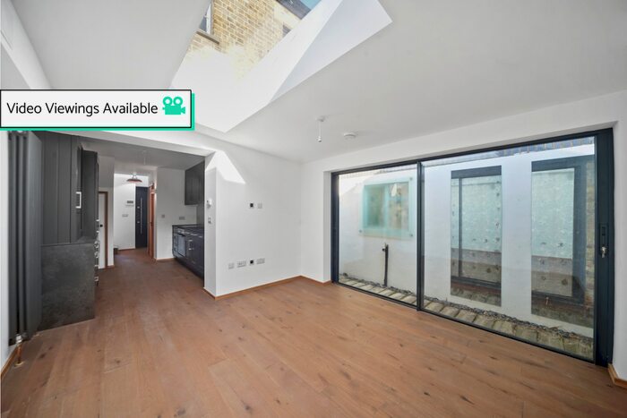 1 Bedroom Flat To Rent In Printers Mews, Teddington, TW11