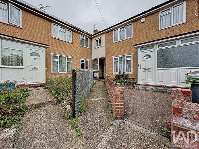 2 Bedroom Flat For Sale In Honeywood Close, Potters Bar, EN6