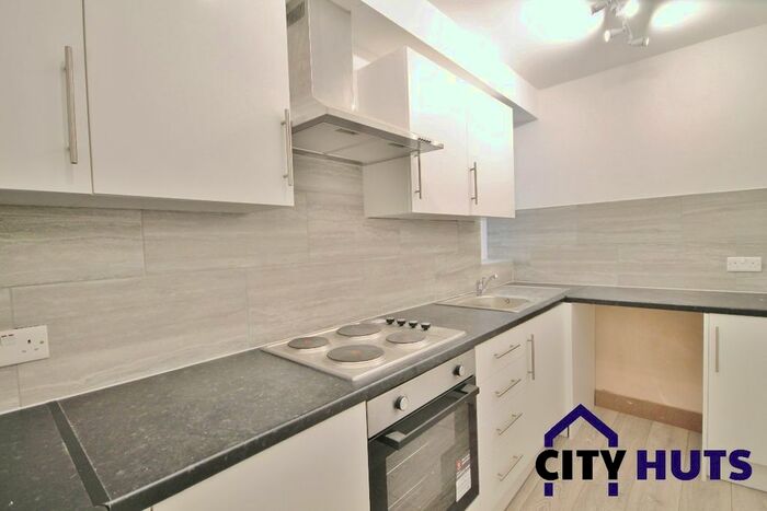 3 Bedroom Flat To Rent In Turnpike Lane, London, N8