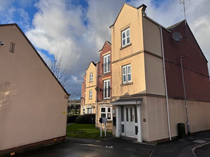 2 Bedroom Flat For Sale In Whitehall Drive, Leeds, LS12