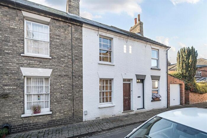 2 Bedroom Terraced House For Sale In Little Grove Place, Bedford, MK40