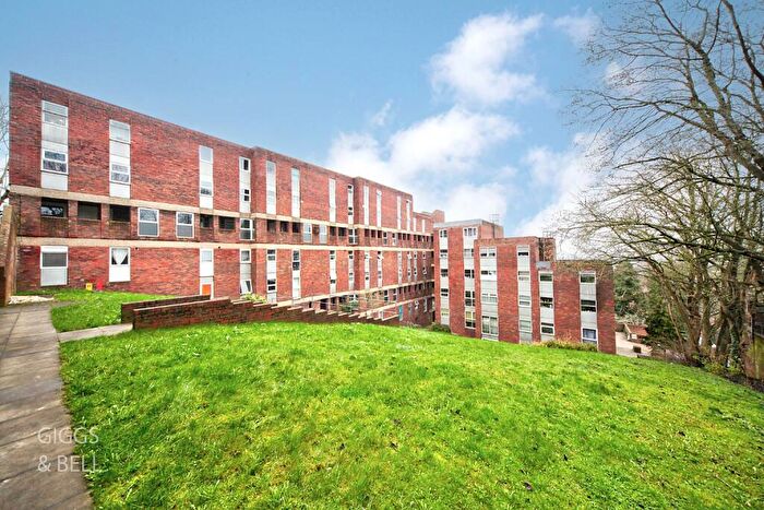2 Bedroom Flat For Sale In Downs Road, Luton, Bedfordshire, LU1