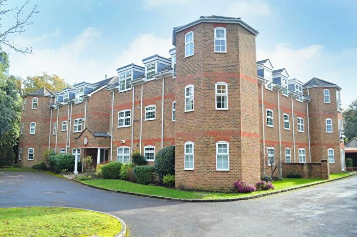 2 Bedroom Apartment To Rent In Yew Place Oatlands Chase, Weybridge, KT13