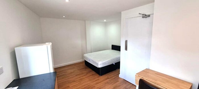 Flat To Rent In Sunny Gardens Road, Hendon, NW4