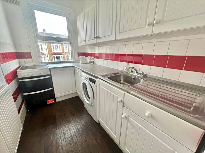 3 Bedroom Apartment To Rent In Whittington Road, London, N22