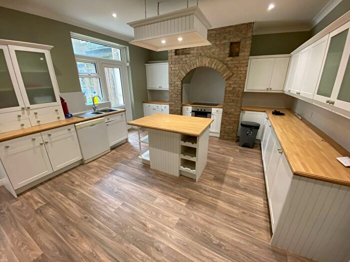 4 Bedroom Flat To Rent In - Dalby Square, Margate, CT9