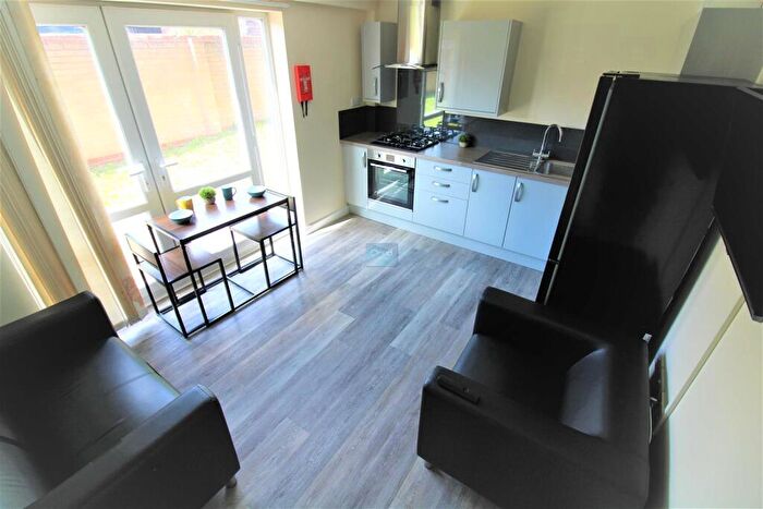 2 Bedroom Flat To Rent In Brayford Court - Student Apartment - Apt - /, LN1