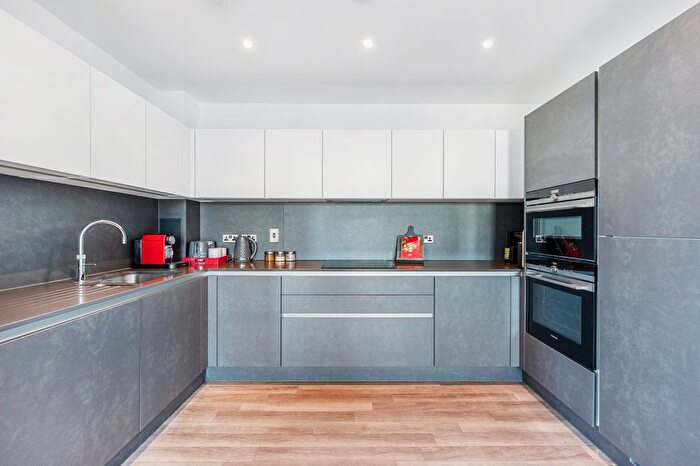 3 Bedroom Flat To Rent In Wiltshire House, Avenue Road, W3