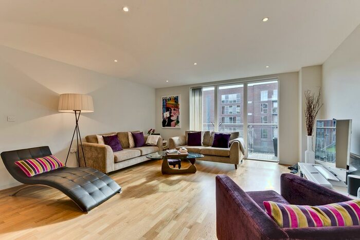 2 Bedroom Flat To Rent In The Heart, New Zealand Avenue, KT12