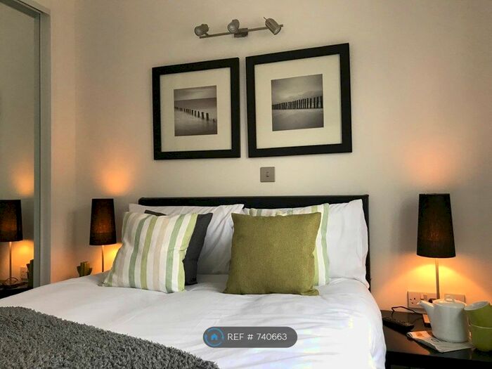 2 Bedroom Flat To Rent In Sovereign Heights, Slough, SL3