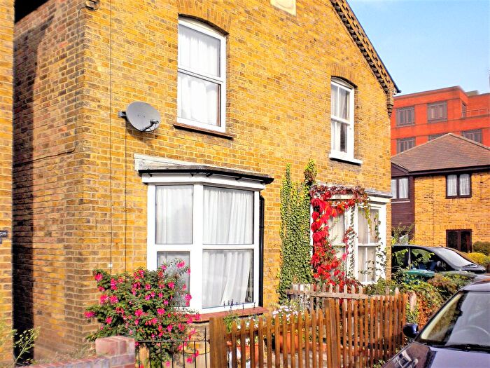 2 Bedroom Cottage To Rent In George Street, Staines, TW18