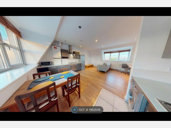 2 Bedroom Flat To Rent In Ivory Court, Hackney, London, E9