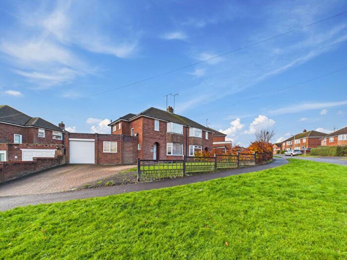 3 Bedroom Semi Detached House For Sale In Compton Avenue, Tilehurst, Reading, RG31