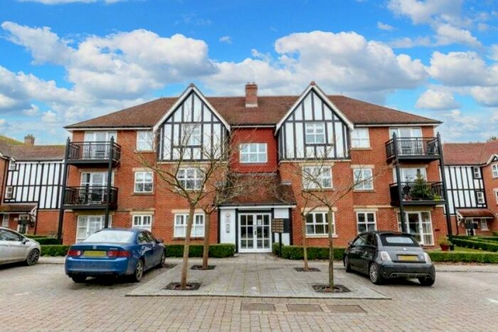 2 Bedroom Flat To Rent In St. Johns Road, East Grinstead, RH19