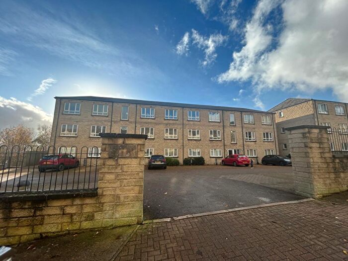 2 Bedroom Flat To Rent In Claremount Road, Halifax, HX3