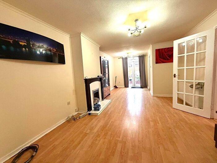 4 Bedroom Semi-Detached House To Rent In Ilford, IG5