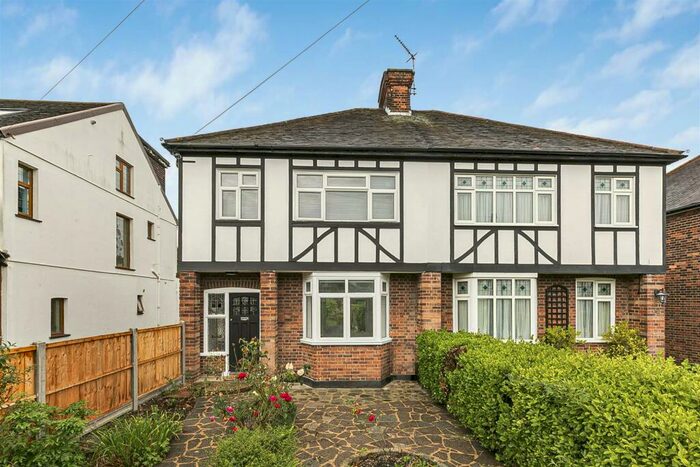 3 Bedroom Semi-Detached House To Rent In Greenway, London, N14