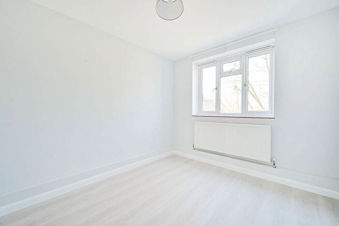 5 Bedroom Property To Rent In Maple Avenue, Acton, London, W3