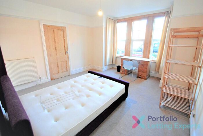 2 Bedroom Flat To Rent In Students! Huge Bedroom Student Flat With Garden And Modern Furnishings And Finish!, BH9