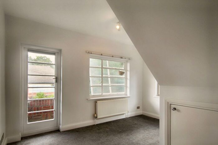 3 Bedroom Flat To Rent In Glenhill Close (), Finchley `, N3