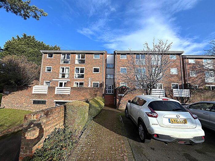 2 Bedroom Flat For Sale In Hayes Lane, Beckenham, BR3