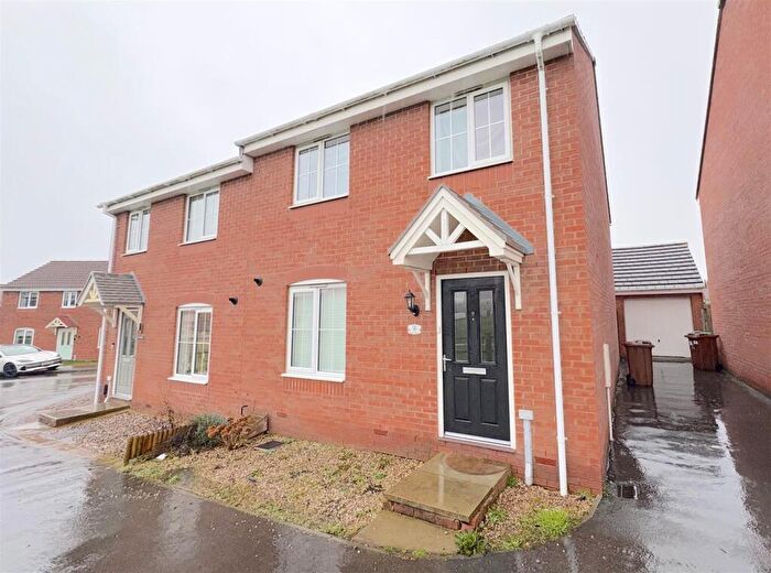 4 Bedroom Semi-Detached House To Rent In Meadow Way, Clipstone Village, Mansfield, NG21