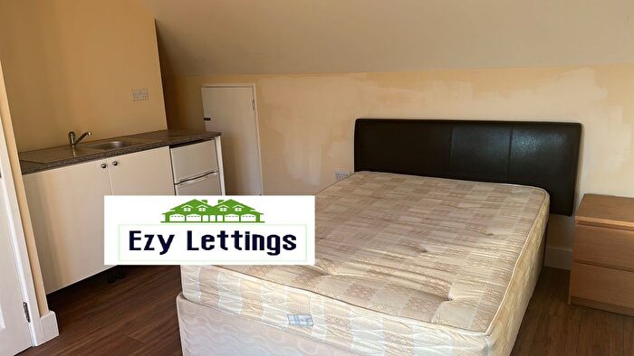 3 Bedroom Flat To Rent In Kingston Road, New Malden, KT3