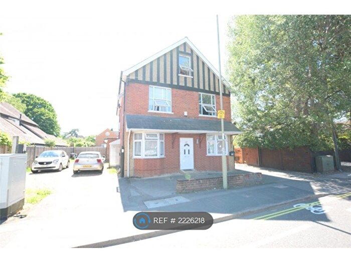 2 Bedroom Flat To Rent In Kings Rd, Fleet, GU51