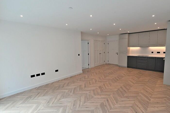 2 Bedroom Flat To Rent In Brook Street, Kingston Upon Thames, Surrey, KT1
