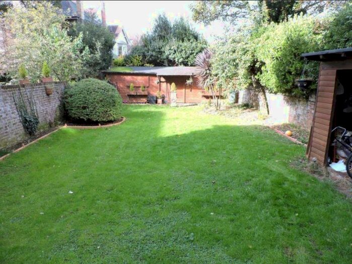 2 Bedroom Flat To Rent In The Drive, Hove, BN3