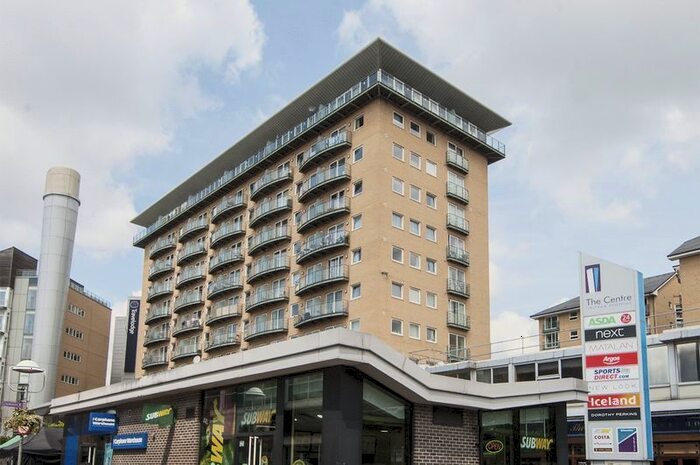 1 Bedroom Flat To Rent In High Street, Feltham, TW13