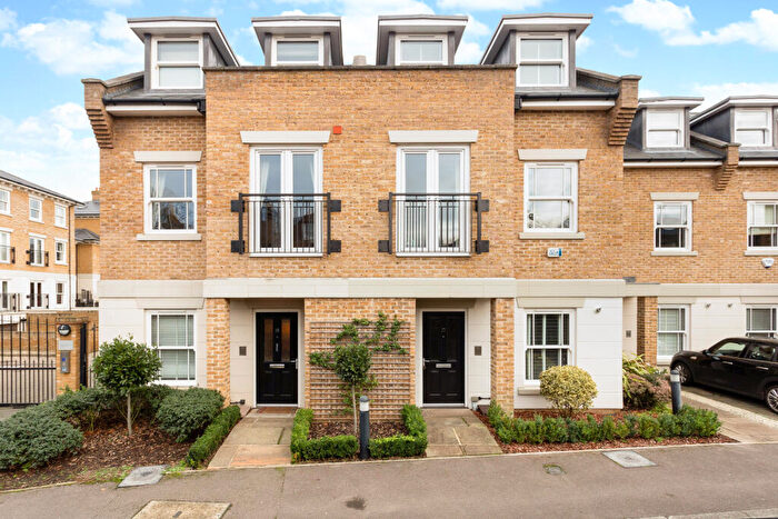 4 Bedroom End Of Terrace House For Sale In Hawtrey Road, Windsor, SL4