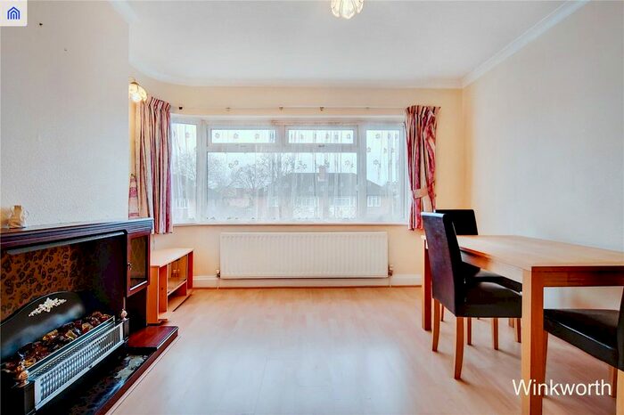 2 Bedroom Flat To Rent In Queens Court, Kenton Lane, Kenton, Harrow, HA3
