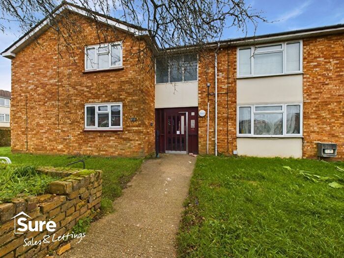 2 Bedroom Flat To Rent In Crabtree Lane, Hemel Hempstead, Hertfordshire, HP3