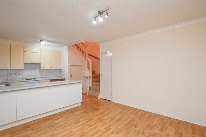 1 Bedroom Flat For Sale In Regency Court, Burleigh Road, St. Albans, AL1