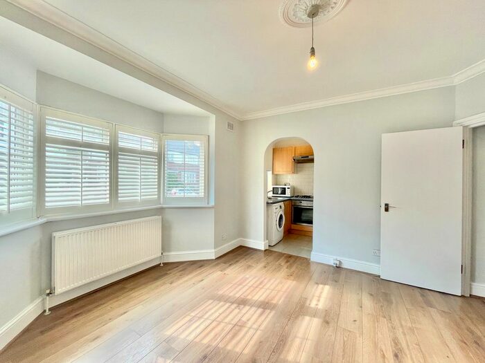 3 Bedroom Flat To Rent In North End Road, Garden Suburb, London, NW11