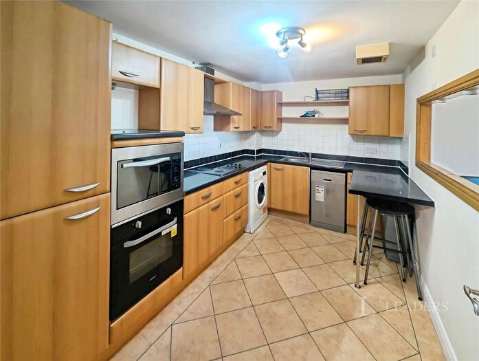 3 Bedroom Flat To Rent In Royal Plaza, Westfield Terrace, S1