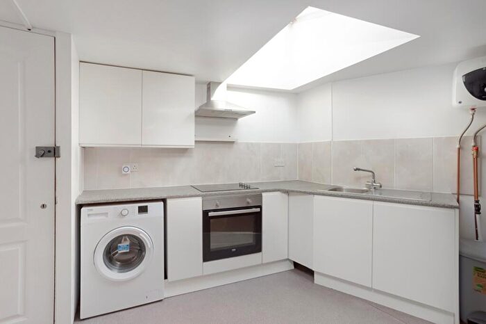 Flat To Rent In Queens Road, New Cross, SE14