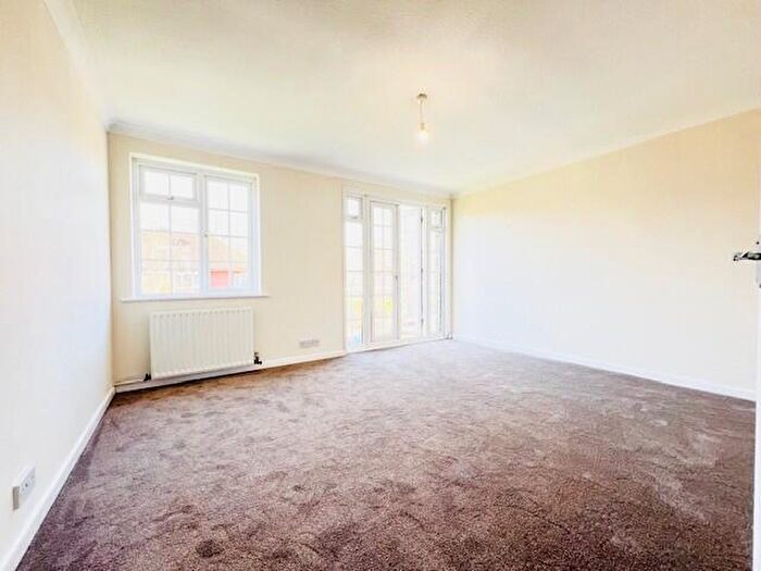 3 Bedroom Flat To Rent In Beverley Hyrst, Addiscombe Road, CR0