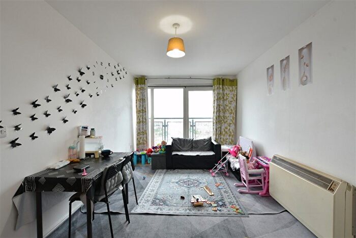 1 Bedroom Flat For Sale In Eastern Avenue, Ilford, Essex, IG2