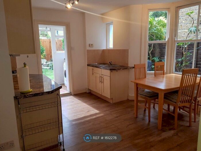 2 Bedroom Flat To Rent In Ground Floor, London, SW12