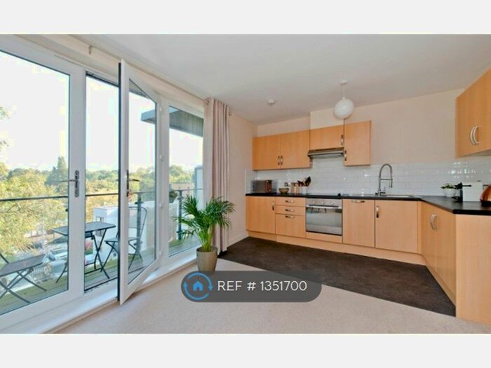 2 Bedroom Flat To Rent In Mottingham Court, London, SE9