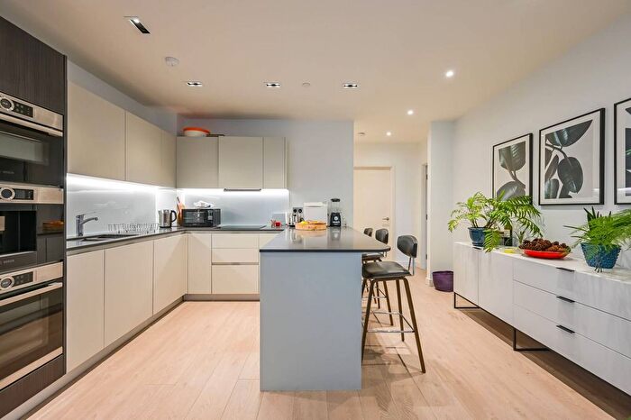 3 Bedroom Flat To Rent In Woodberry Down, Finsbury Park, London, N4