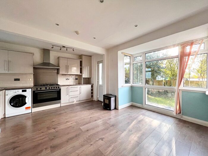 3 Bedroom Semi-Detached House To Rent In Lawley Avenue, Nottingham, NG9