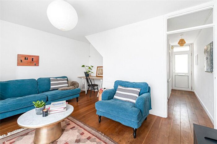 2 Bedroom Maisonette For Sale In Kingsgate Estate, Tottenham Road, London, N1