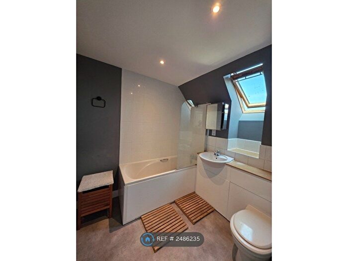 2 Bedroom Flat To Rent In Blakes Road, London, SE15
